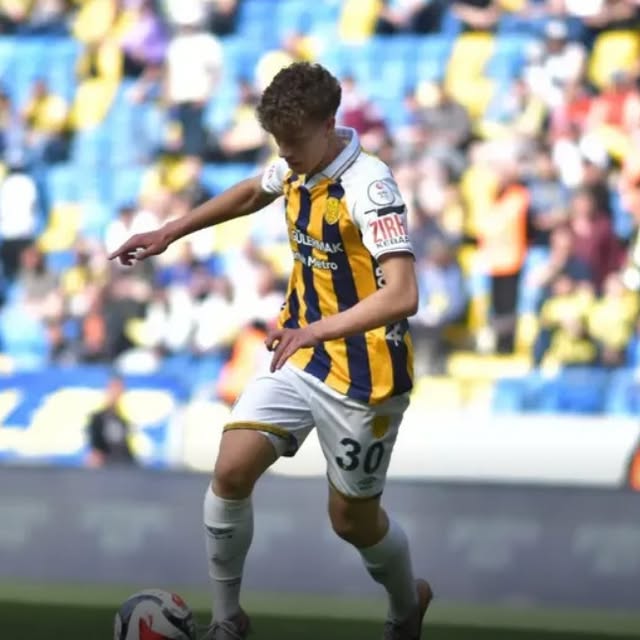 Trafik kazası geçiren futbolcumuz Furkan Perker ve kıymetli ailesine geçmiş olsun dileklerimizi iletiyoruz. Kazada yaralanan aile bireylerin